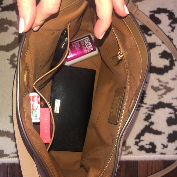 Almost new coach tote! 👜 - Picture 5 of 6